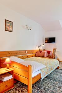 皮瑟兹诺萨兹优斯特尼宾馆的一间卧室配有一张大木床和一张桌子