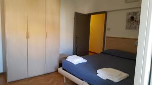 Staranzano阿尔贝格拉卡拉维拉酒店的一间卧室配有一张床,上面有两条毛巾