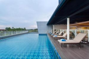当格浪Days Hotel & Suites by Wyndham Jakarta Airport的建筑物屋顶上的游泳池