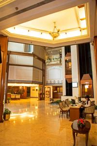 班加罗尔奇安瑟瑞酒店 的大楼内带桌椅的大型大堂