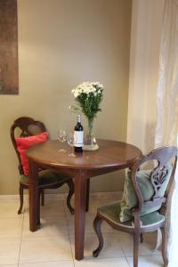 大加那利岛拉斯帕尔马斯Tiffany's Apartment的一张桌子,上面放着一瓶葡萄酒和鲜花