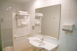 巴拉格尔巴拉格尔酒店的白色的浴室设有水槽和镜子