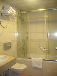 马尔马里斯坎丹海滩酒店 的带淋浴、卫生间和盥洗盆的浴室