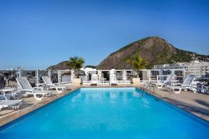里约热内卢科帕卡瓦纳大西洋酒店的一座带椅子的建筑屋顶上的游泳池