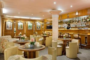 里约热内卢科帕卡瓦纳大西洋酒店的一间带桌椅的餐厅和一间酒吧