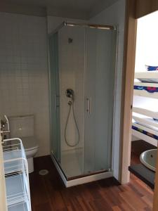 艾利亚德亚罗萨Apartamento Alvaro的带淋浴的浴室和玻璃门