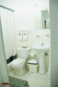 博卡奇卡巴蒂精品酒店的白色的浴室设有卫生间和水槽。