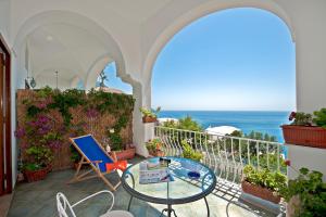 波西塔诺洛萨德温提酒店的阳台设有玻璃桌,享有海景。