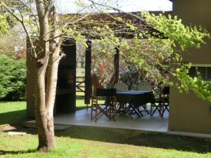 查斯科穆斯Complejo Aires del Bosque的庭院里配有桌椅