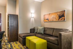 瓦尔多斯塔Comfort Inn & Suites Valdosta的带沙发和凳子的客厅
