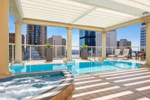 悉尼邦德街曼特拉2酒店的建筑物屋顶上的游泳池