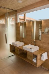 纽奥本卢斯Der Heindlhof的浴室设有2个水槽和2个镜子