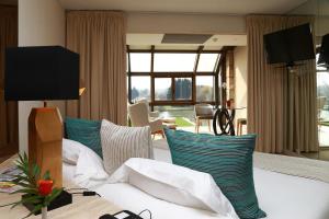 茹瓦尼拉寇特圣雅克酒店的酒店的客房 - 带蓝色和白色枕头的床
