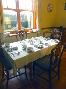 布罗姆亚德Littlebridge House的餐桌上配有白色桌布