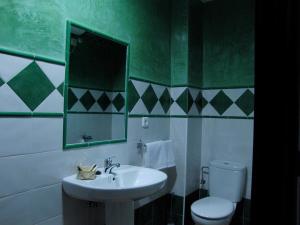 阿尔马登德拉普拉塔艾尔罗梅拉尔酒店的绿色和白色的浴室设有水槽和卫生间