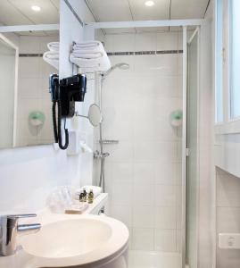 巴黎杰克酒店的带淋浴和盥洗盆的白色浴室