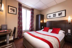 巴黎杰克酒店的酒店客房配有一张带红色枕头的大床