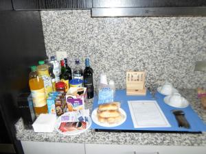 查韦斯Quarto Marrocos的桌子上放着食物和饮料