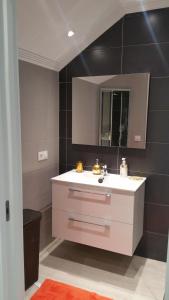 维戈Apartamento Castrelos的浴室设有白色水槽和镜子
