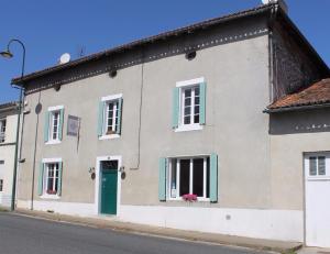 Ansac-sur-Vienne福乐尔德里斯酒店的街上有一扇绿门的房子