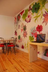 塞尔唐马约尔乡村民宿的墙上装饰有花卉壁画的用餐室