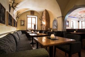 丁克尔斯比尔Meiser Altstadt Hotel的一间在房间内配有桌椅的餐厅