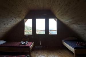 圣赫拉多德多塔格查尔山谷小屋的阁楼间 - 带两张床和窗户