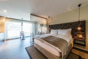 瓦利塞伦Hotel My Way Zürich Wallisellen的一间带大床的卧室和一个阳台