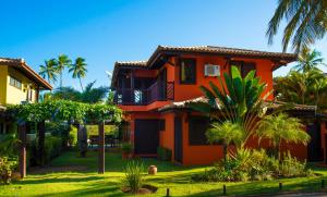 普拉亚多Casa Giada的一座种植了棕榈树的橘子房子