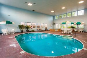 布兰森天使酒店 - 中环酒店的一个带桌椅的房间的游泳池