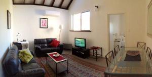 珀斯卡纳达-航道公寓的带沙发和玻璃桌的客厅