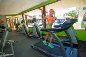 奇特雷奥祖瑞格林酒店的站在健身房跑步机上的女人