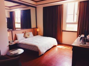 礁溪玉泉旅館的酒店客房设有床和窗户。