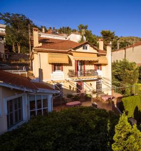 卡斯托里亚维纳图拉庄园酒店的享有带庭院的房屋景致
