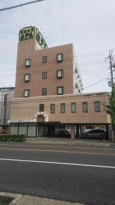 姬路姬路山酒店的一座大型建筑,上面有钟