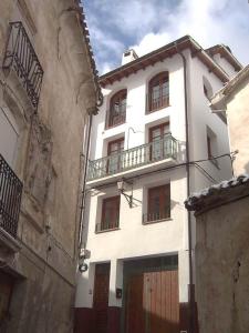 阿尔内迪略Casa Rural Peñalba的一座白色的建筑,上面设有一个阳台