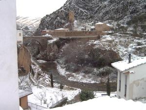 阿尔内迪略Casa Rural Peñalba的享有山地和地面雪的景色