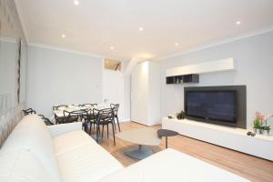 伦敦Sach's 2 Bedrooms Apartment - No lift的带沙发和电视的客厅