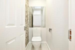 伦敦Sach's 2 Bedrooms Apartment - No lift的白色的浴室设有卫生间和窗户。