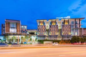 清莱Grand Vista Hotel Chiangrai-SHA Extra Plus的城市街道上一家大酒店的 ⁇ 染