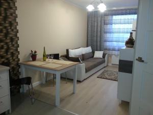 格沃古夫Apartament w Głogowie的客厅配有沙发和桌子