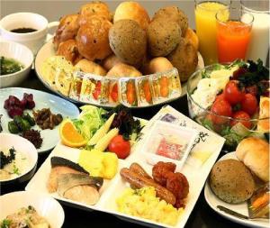 新泻新泻公园酒店的一张桌子上放着许多盘子的食物