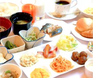 新泻新泻公园酒店的餐桌,盘子上放着食物和碗