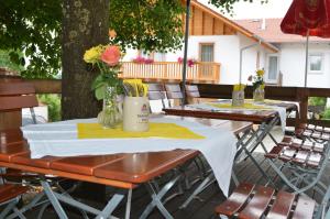 WinzerGasthaus Augenstein的户外庭院设有2张桌子和椅子。