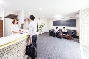 东京最佳酒店的一群人坐在一个房间里的一个柜台上