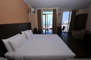 巴统考内尔酒店的一张大白色的床,位于酒店客房内