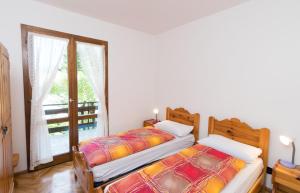 皮耶韦迪莱德罗Casa Luisella的带窗户的客房内设有两张单人床。
