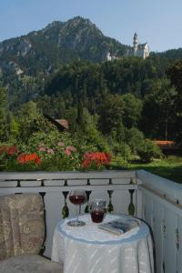 旧天鹅堡始于1901年的阿尔布雷希特住宿加早餐旅馆的阳台上的桌子上放着一杯葡萄酒