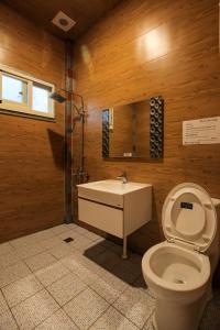垦丁大街垦丁梦幻小屋的一间带卫生间、水槽和镜子的浴室