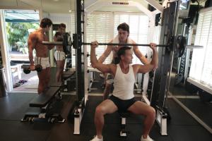 劳德代尔堡Pineapple Point Guesthouse & Resort - Gay Men's Resort的一群人在健身房锻炼